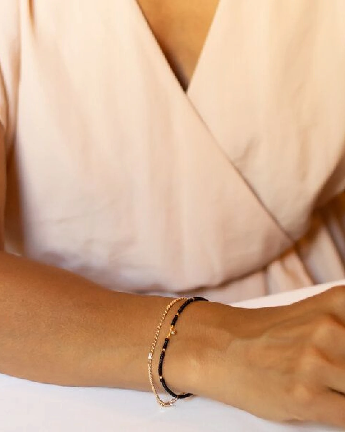 juni Perlenarmband "Glamorous" mit 14K Goldkugel Anhänger aus recyceltem Gold – Ansicht 2