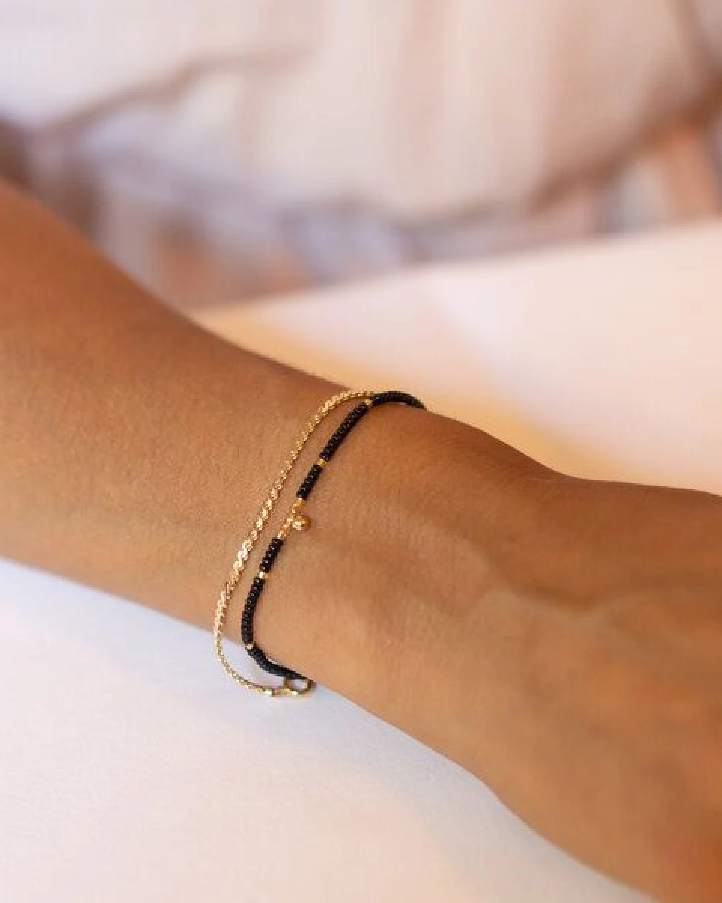juni Perlenarmband "Glamorous" mit 14K Goldkugel Anhänger aus recyceltem Gold – Ansicht 3