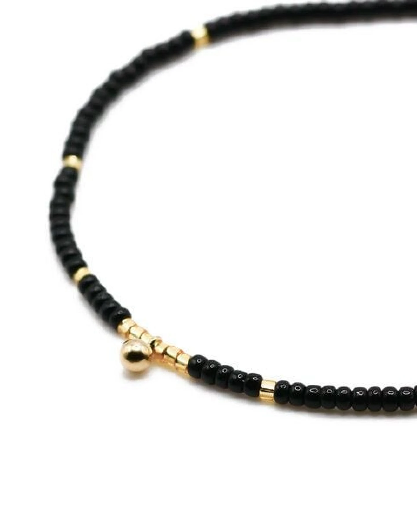 juni Perlenarmband "Glamorous" mit 14K Goldkugel Anhänger aus recyceltem Gold – Ansicht 4