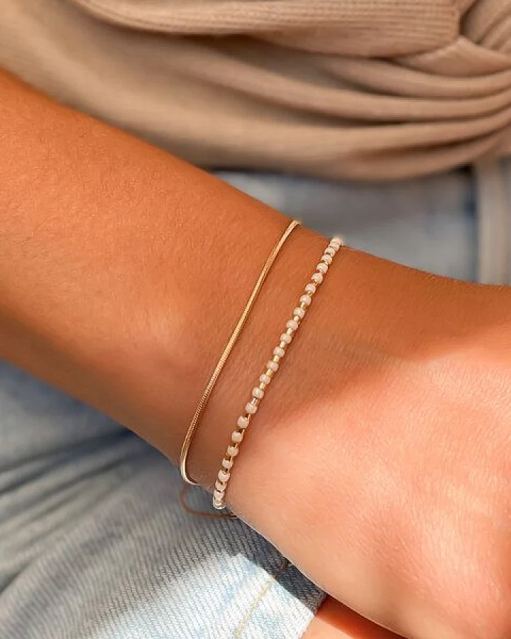 juni Creme weisses Perlenarmband "Sandstrand" - handgemacht in Deutschland