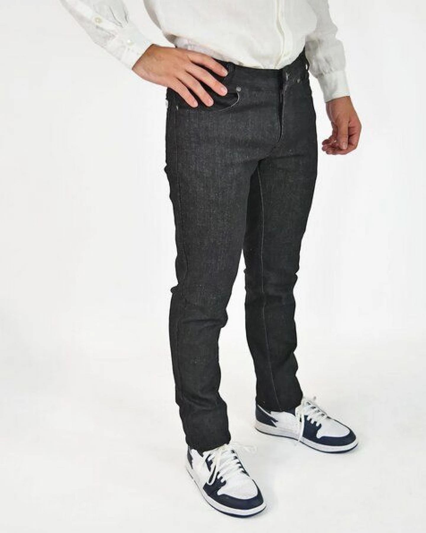 Aatise Straight fid mid-raise Jeans schwarz aus Bio-upgecycelter Baumwolle – Ansicht 2