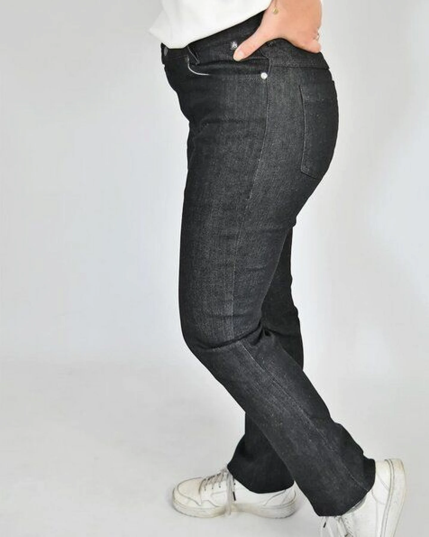 Zilo Aatise gerade Damenhose aus schwarzer Upcycling-Baumwolle – Ansicht 3