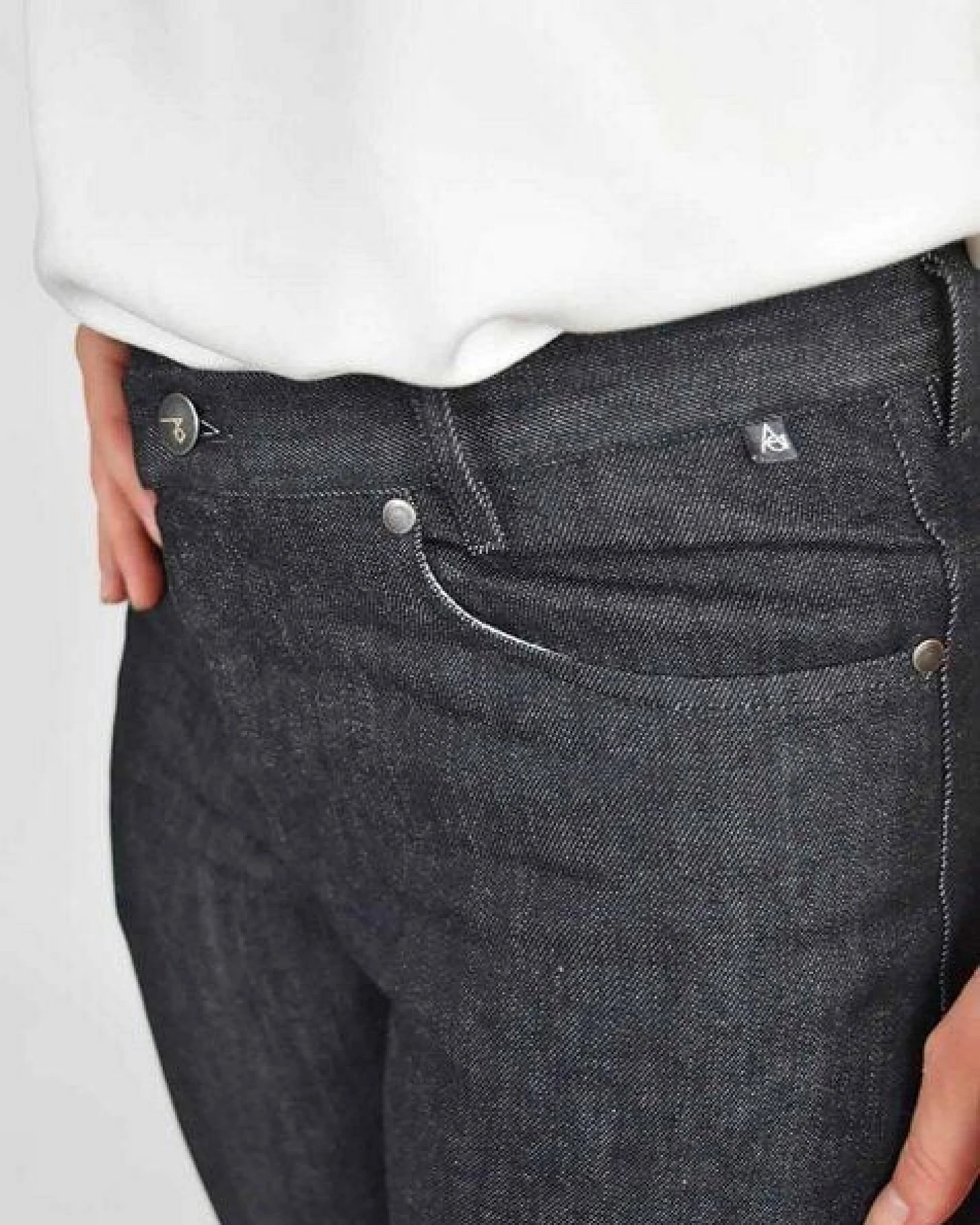 Zilo Aatise gerade Damenhose aus schwarzer Upcycling-Baumwolle – Ansicht 4
