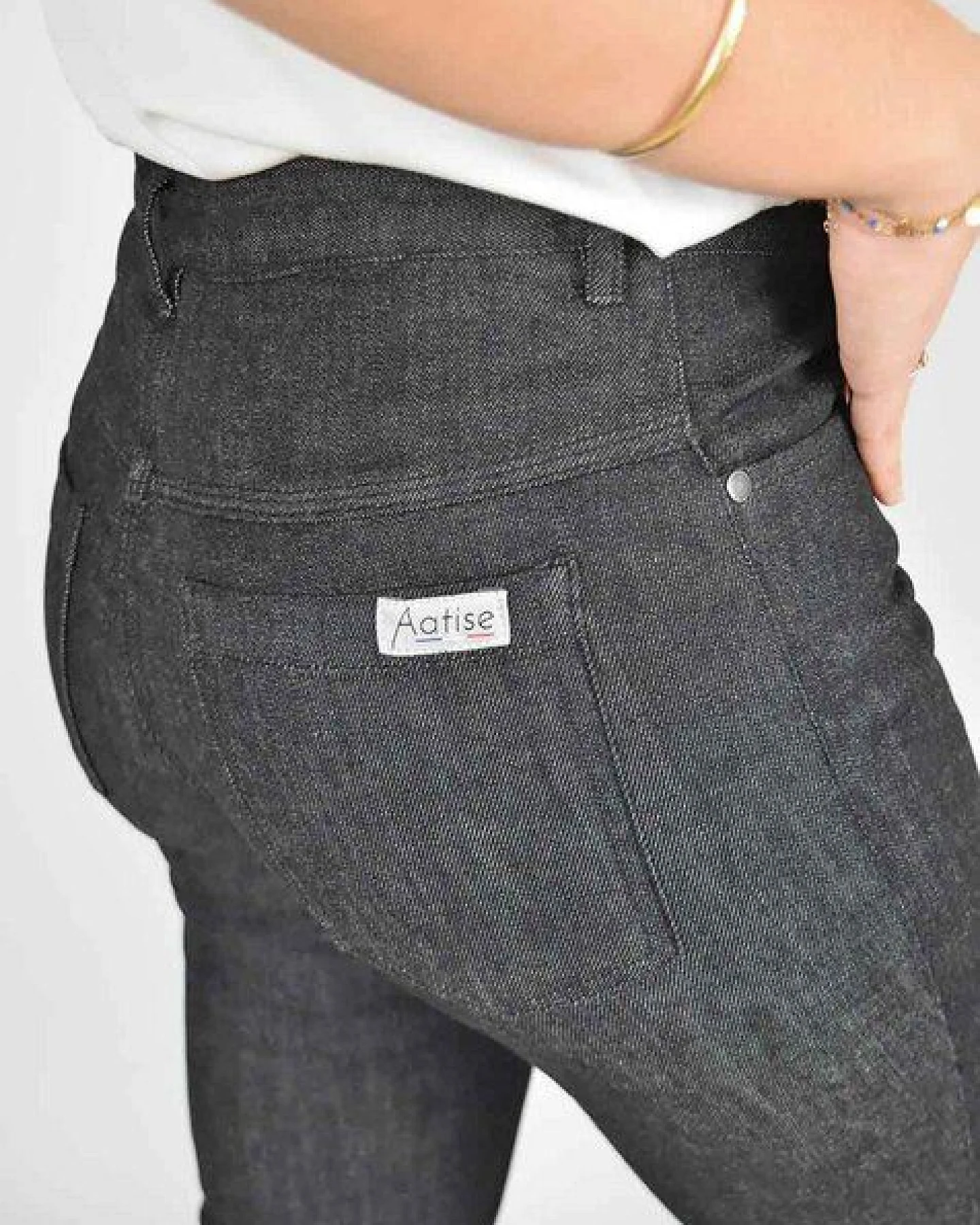 Zilo Aatise gerade Damenhose aus schwarzer Upcycling-Baumwolle – Ansicht 2