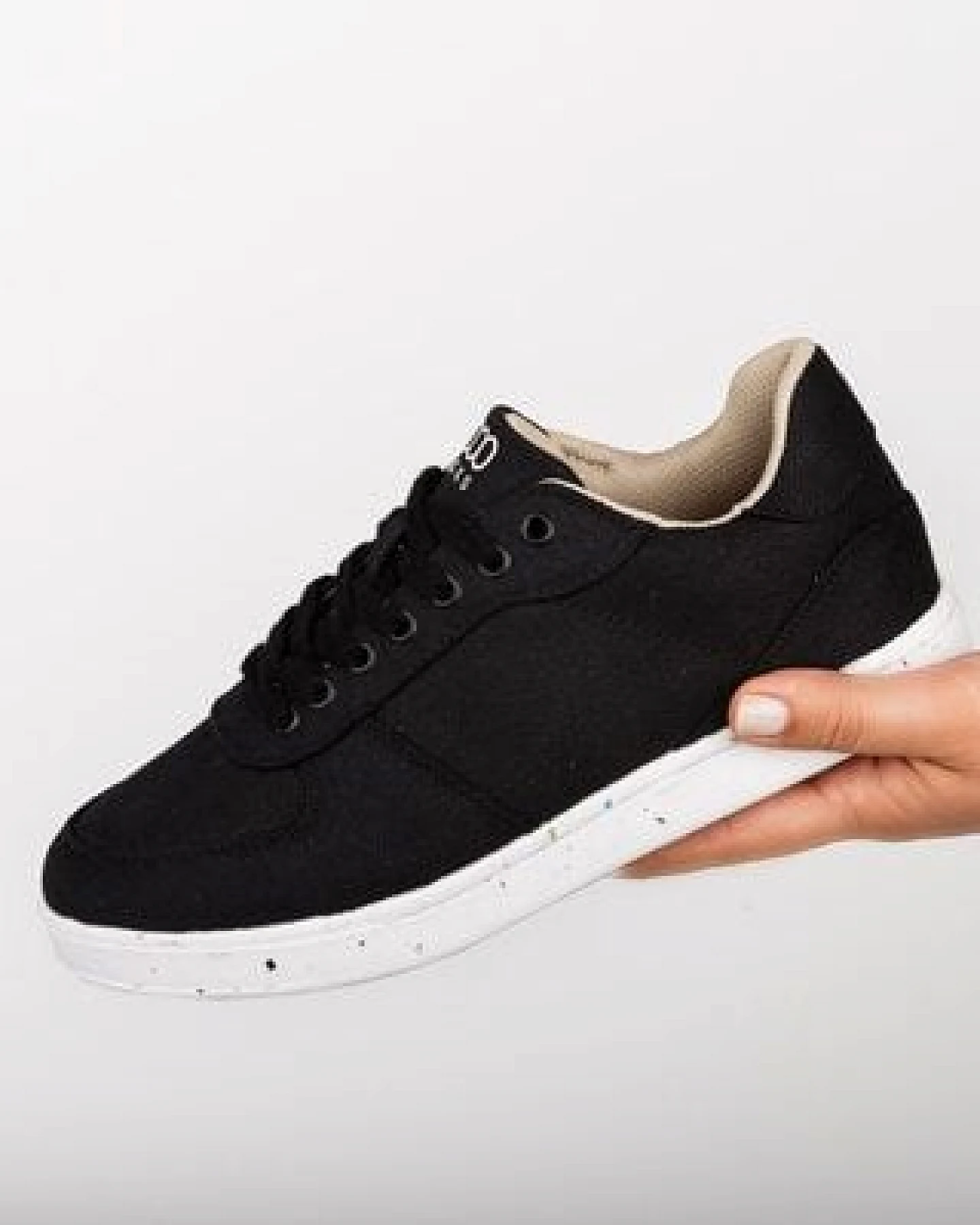 8000Kicks Seeker Schwarz und Weiß - Wasserabweisender Hanfschuh – Ansicht 4