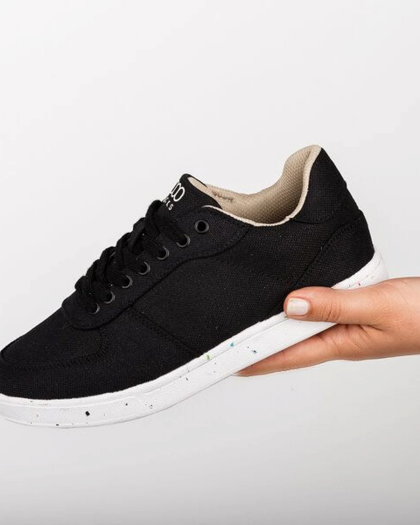 8000Kicks Seeker Schwarz und Weiß - Wasserabweisender Hanfschuh – Ansicht 3