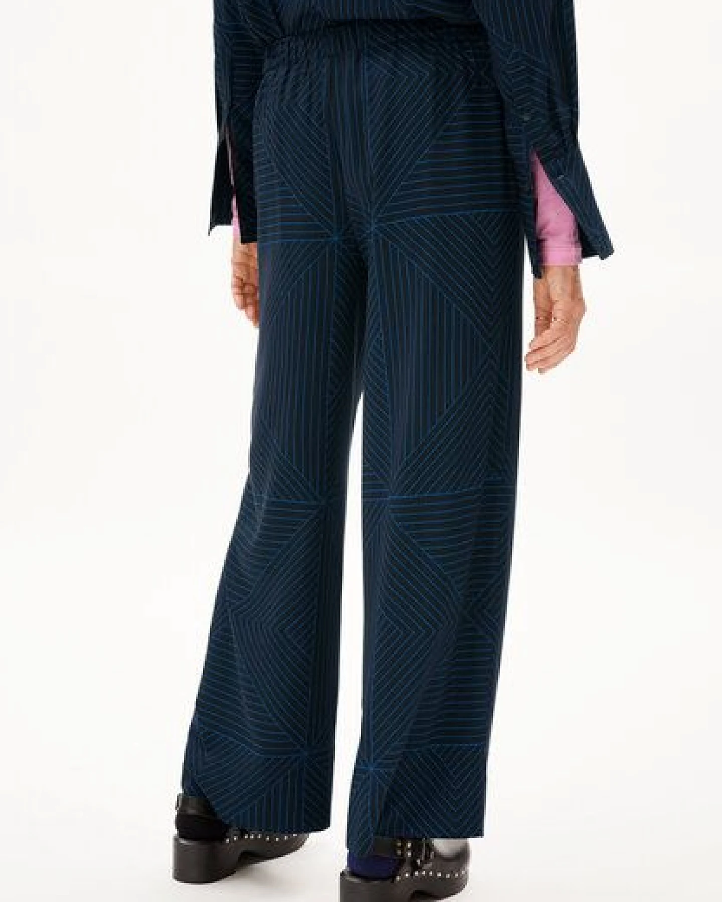 ARMEDANGELS JOVAALIE GRAPHIC LINES - Damen Webhose aus LENZING ECOVERO Viskose – Ansicht 2