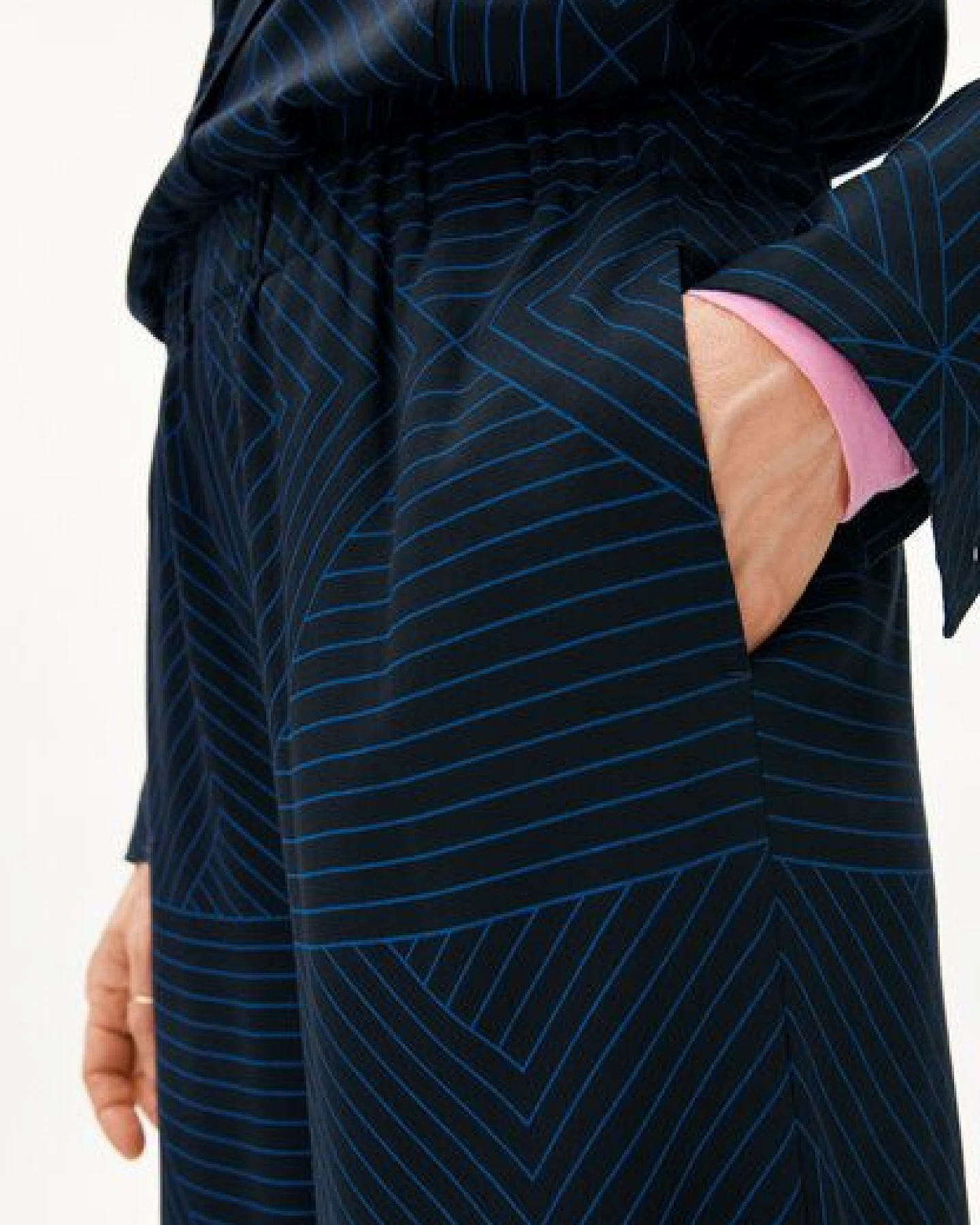 ARMEDANGELS JOVAALIE GRAPHIC LINES - Damen Webhose aus LENZING ECOVERO Viskose – Ansicht 3