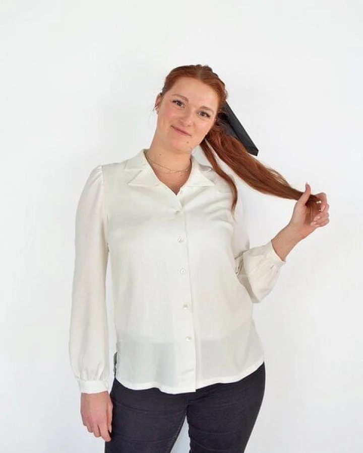Aatise Zyrase-Bluse aus weißem Ecovero mit Bischofsärmeln