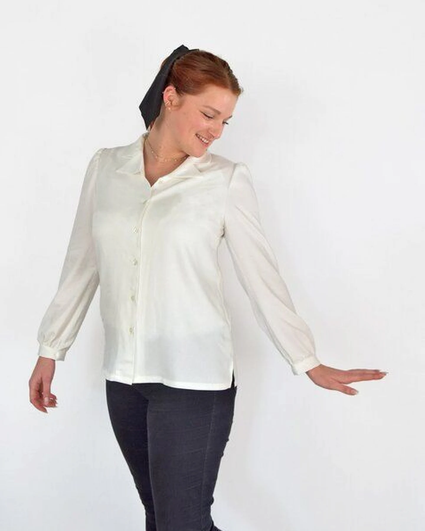 Aatise Zyrase-Bluse aus weißem Ecovero mit Bischofsärmeln – Ansicht 3