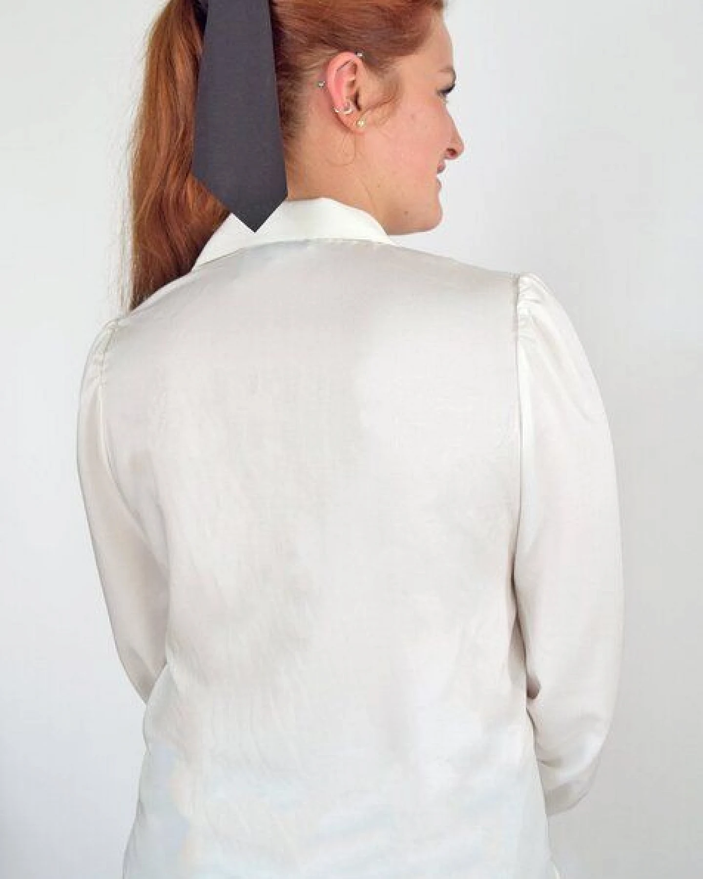 Aatise Zyrase-Bluse aus weißem Ecovero mit Bischofsärmeln – Ansicht 4