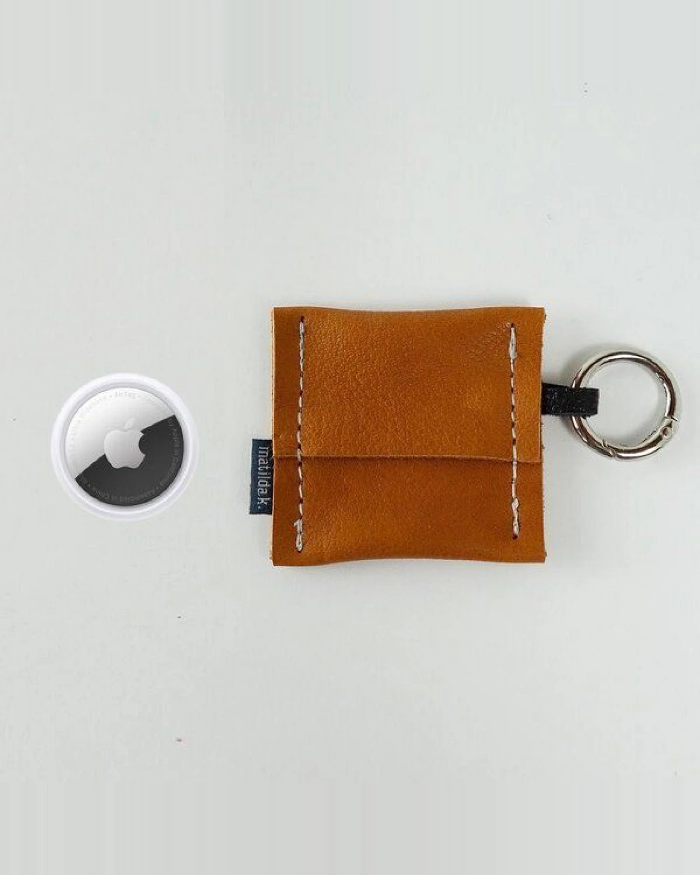 matilda k. manufaktur Minimalistischer Airtag Schlüsselanhänger aus Leder – Ansicht 2