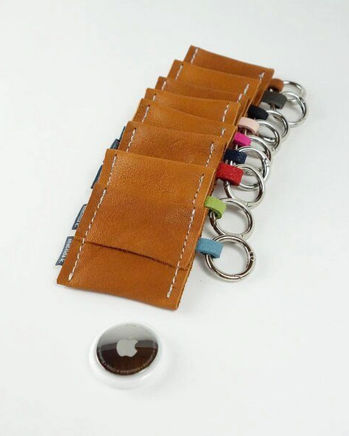 matilda k. manufaktur Minimalistischer Airtag Schlüsselanhänger aus Leder – Ansicht 3
