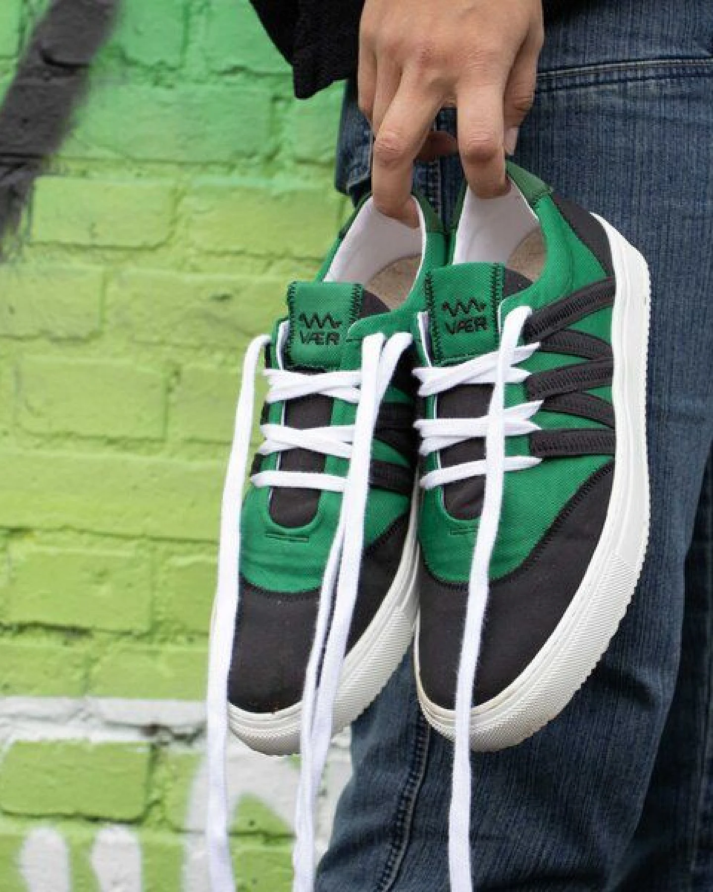 VAER LIMITIERT Nachhaltiger Sneaker: Recycled / Upcycled / Zirkulär / Vegan - Green White Phoenix – Ansicht 2