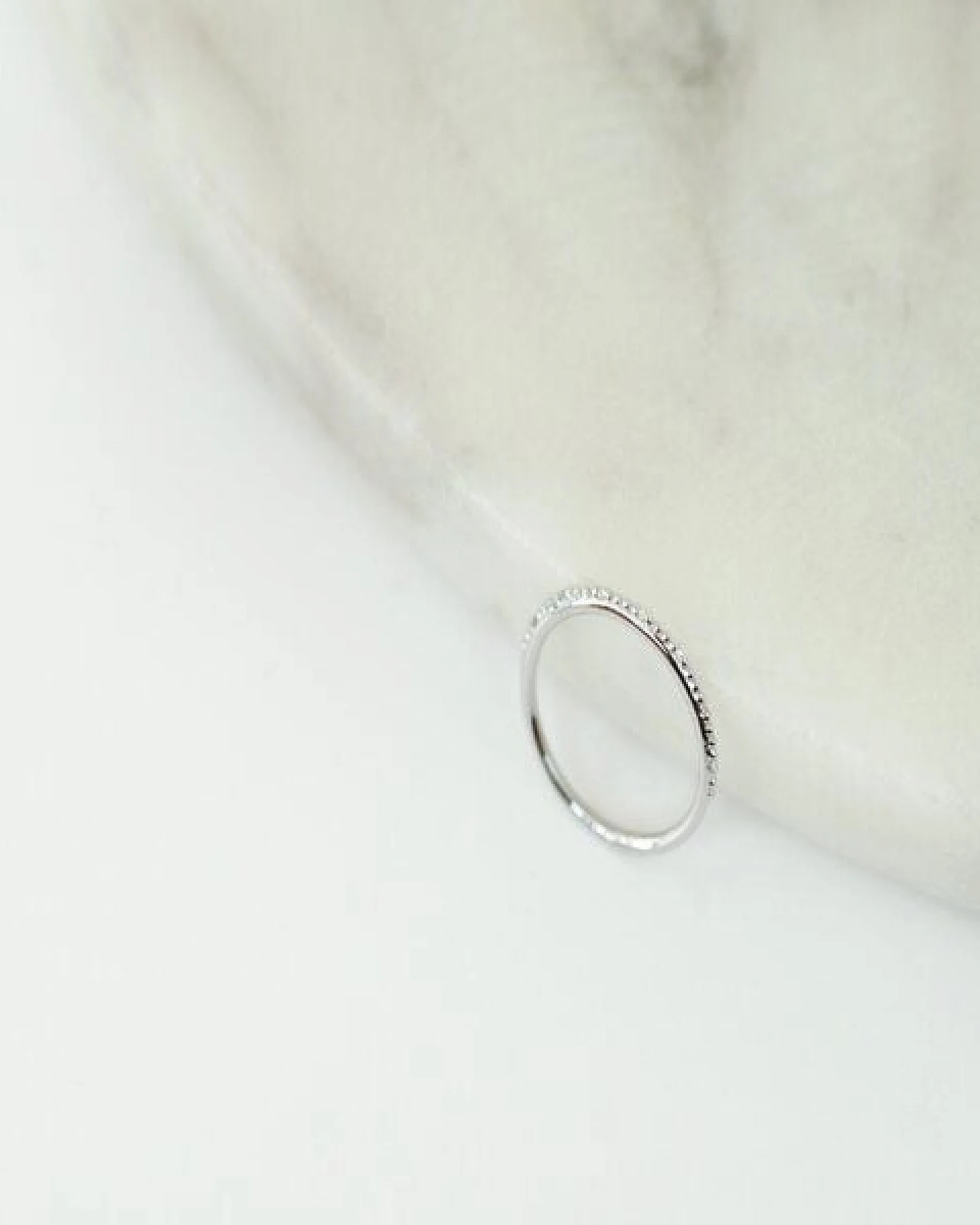 Eppi Minimalistischer Ring mit Diamanten Tess – Ansicht 4
