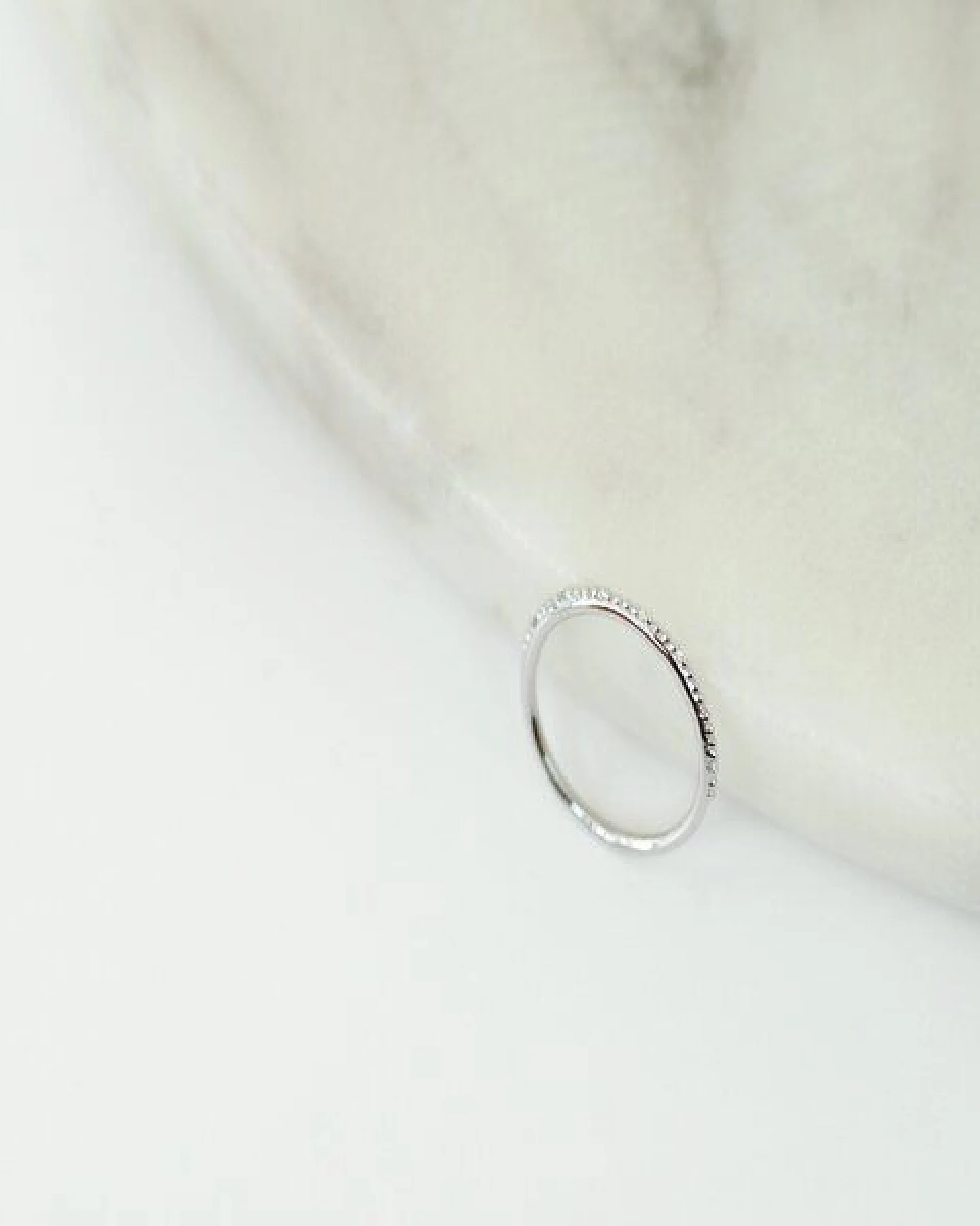 Eppi Minimalistischer Ring mit Diamanten Tess – Ansicht 3