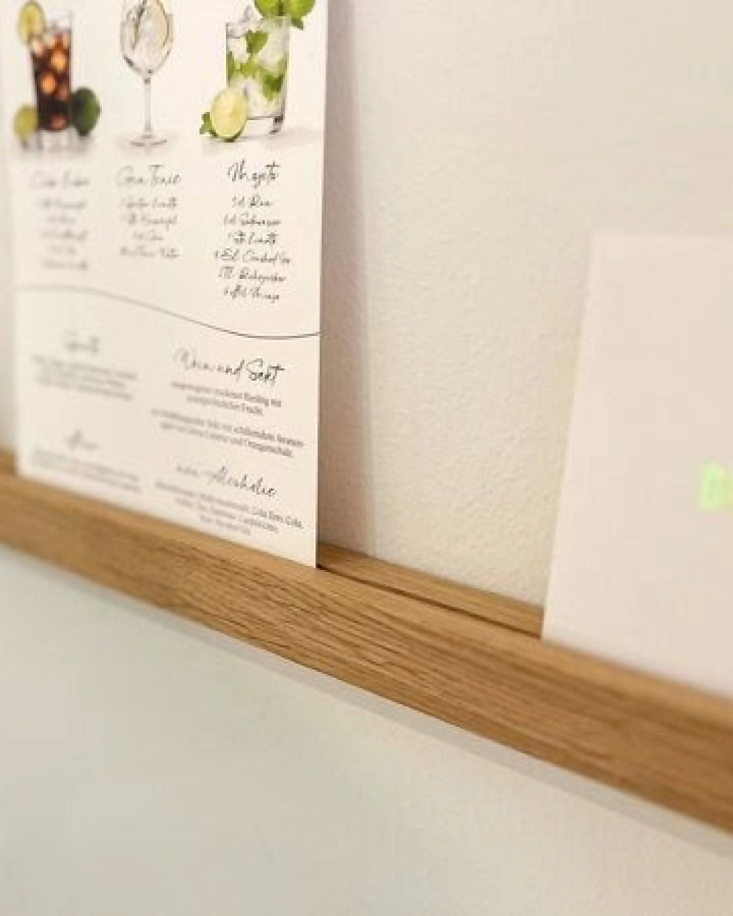 Portia by Callidus Designs Schmale Elegante Bilderleiste - aus naturbelassenen FSC®-zertifiziertem Eichenholz, Aufhängung mit und ohne Bohren möglich – Ansicht 3