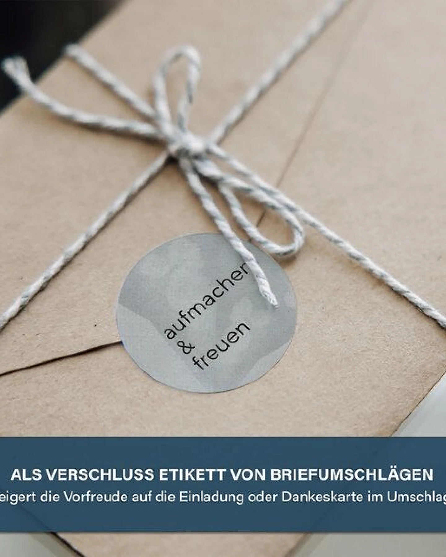 Fines Papeterie 50 Aufkleber für Geschenke und Verpackungen * grau * 4cm rund * aufmachen und freuen * Naturpapier – Ansicht 2