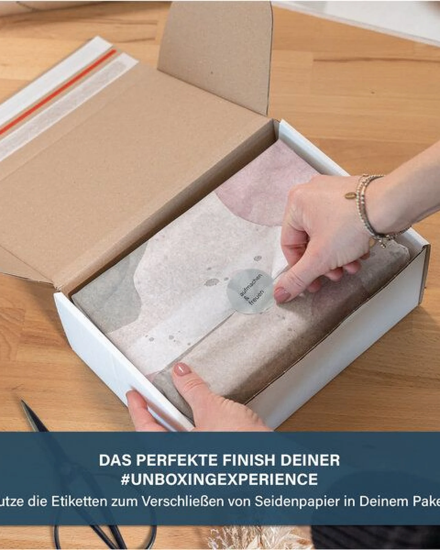 Fines Papeterie 50 Aufkleber für Geschenke und Verpackungen * grau * 4cm rund * aufmachen und freuen * Naturpapier – Ansicht 4