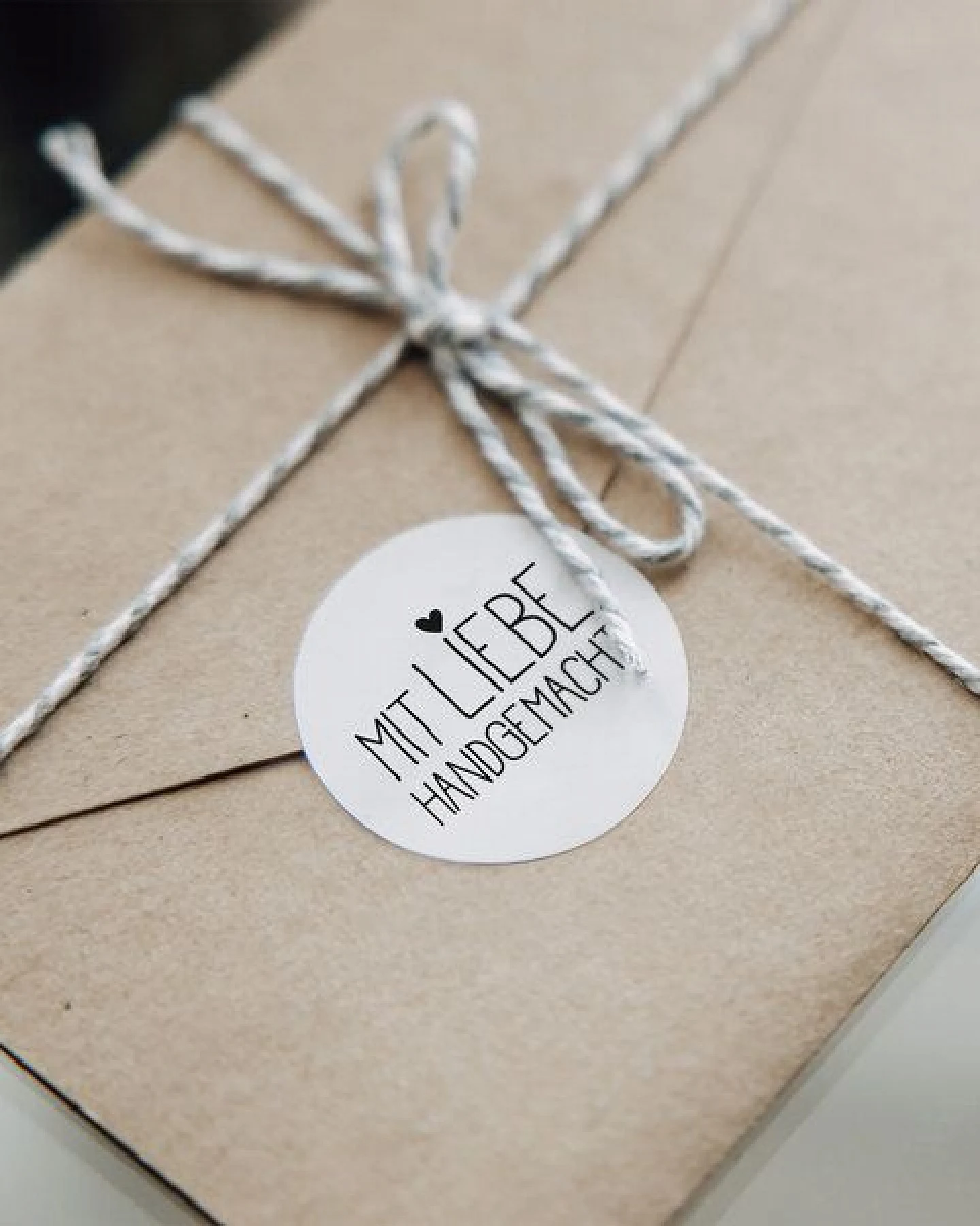 Fines Papeterie ab 50 Aufkleber * Mit Liebe handgemacht * für Geschenke und Verpackungen * 4cm rund * Naturpapier * auf Rolle – Ansicht 2
