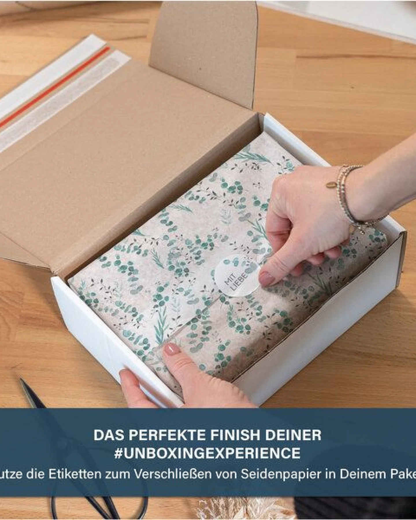 Fines Papeterie ab 50 Geschenkaufkleber * Mit Liebe * mit Eukalyptuszweig * 4cm rund * Naturpapier * auf Rolle – Ansicht 2