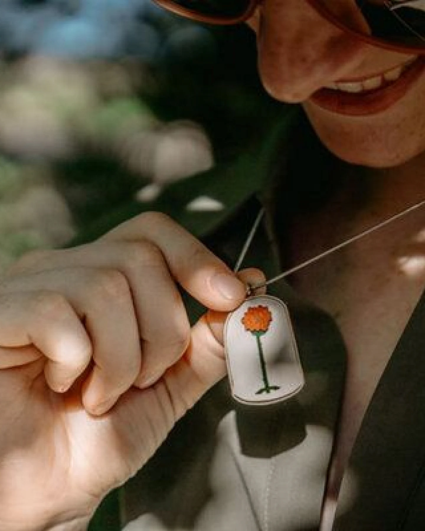 BeWooden Holzanhänger Rose des Kleinen Prinzen – Ansicht 3
