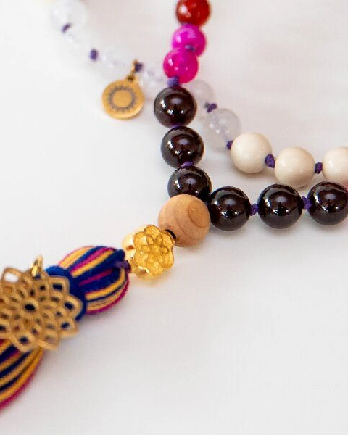 Divasya Mala Kette "Rainbow Chakra" aus 20 verschiedenen, bunten Kristallen – Ansicht 3