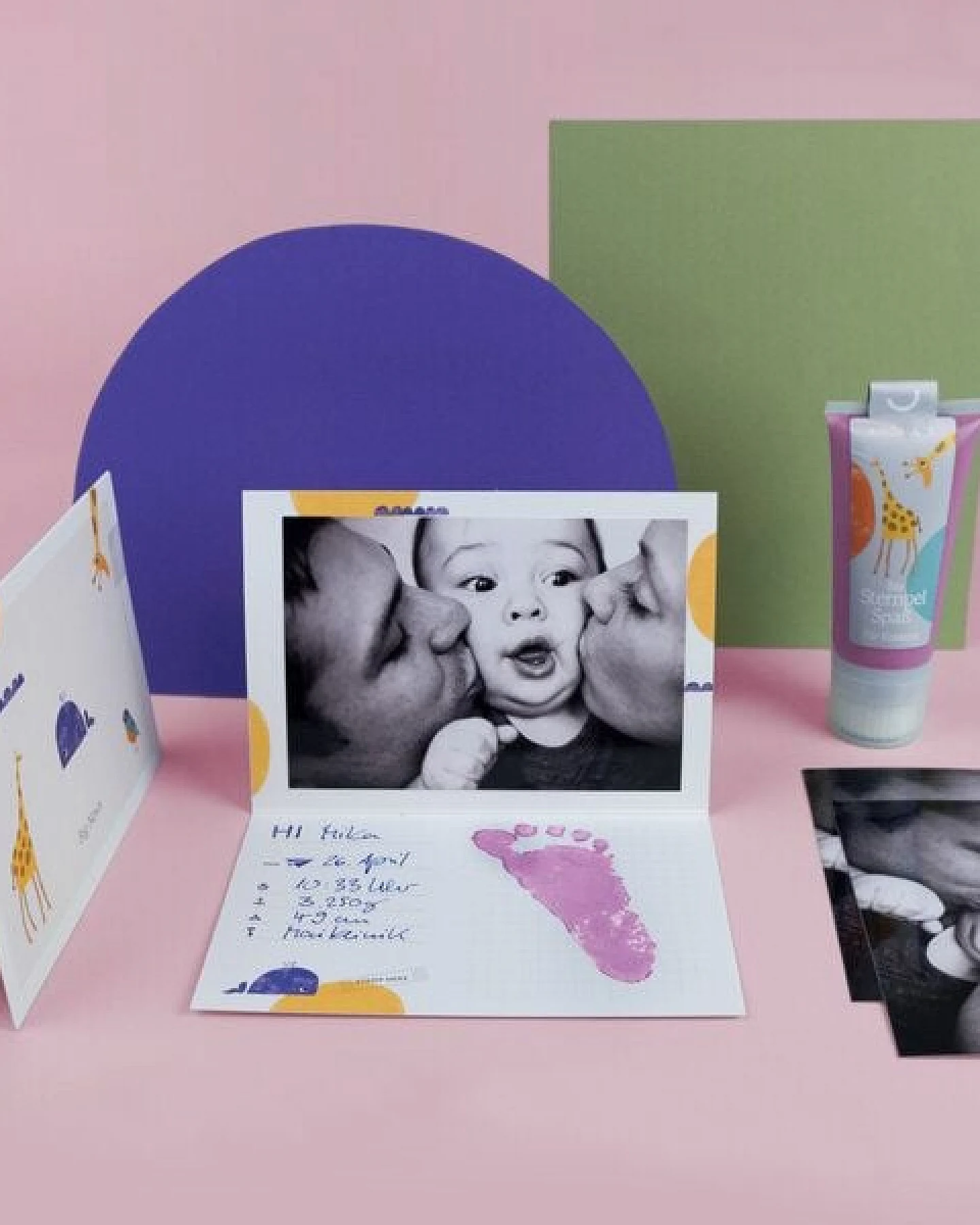 KINDACUTE Babys Fußabdrücke & Erinnerungen zur Geburt schenken: Babybox Münchner Kindl – Ansicht 4