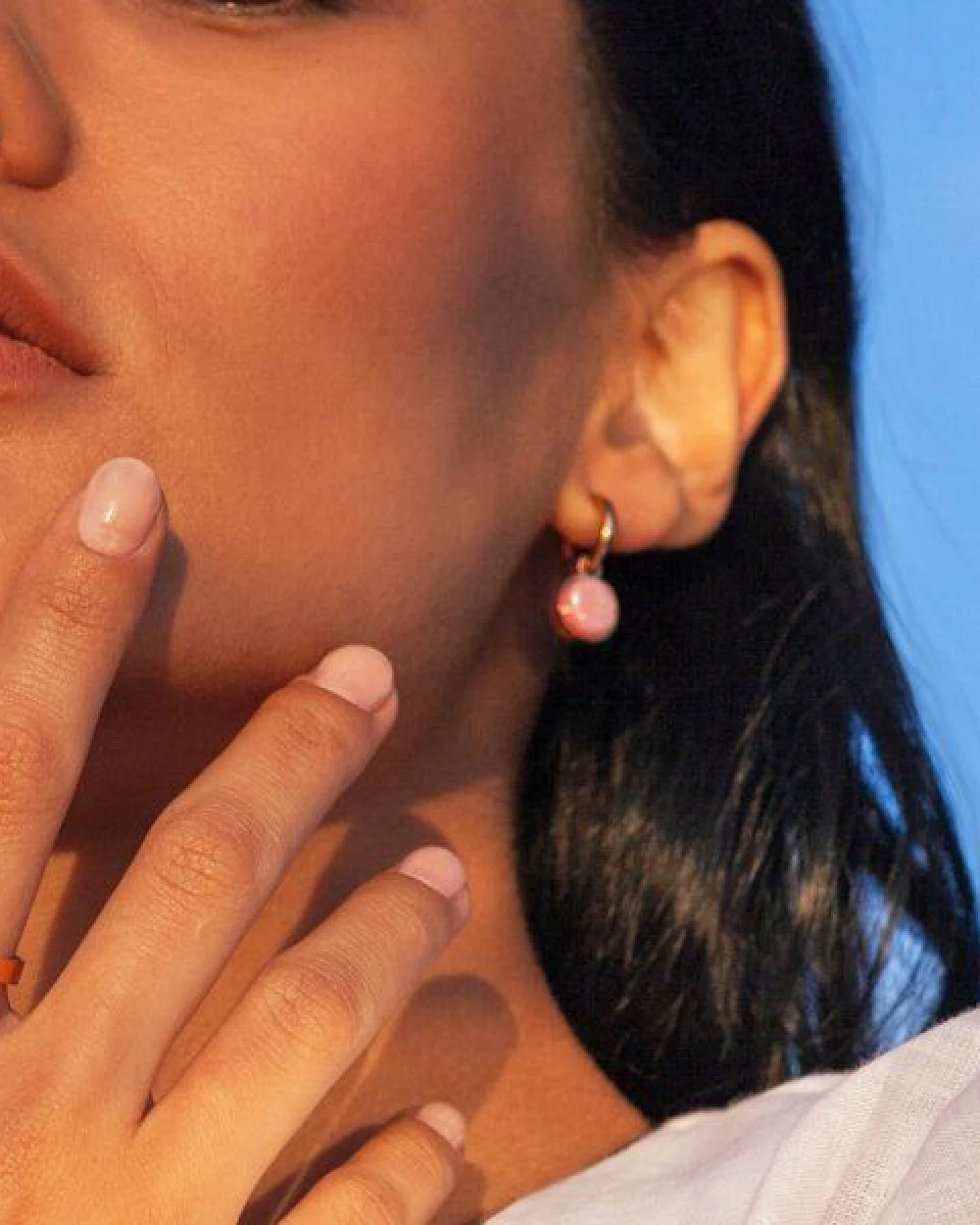ALEXASCHA Roségold Creolen mit Anhänger – Ansicht 3