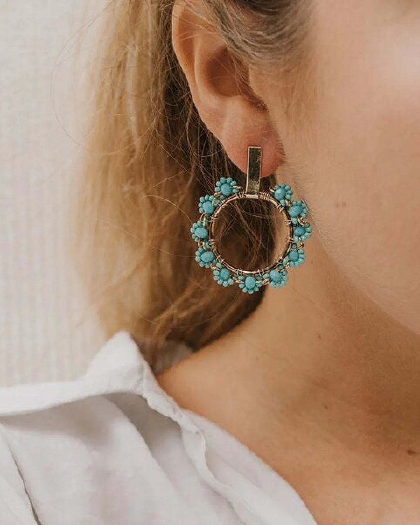 Frida Feeling Ohrstecker Jatasya mit türkisfarbenen Glasperlen – Ansicht 2