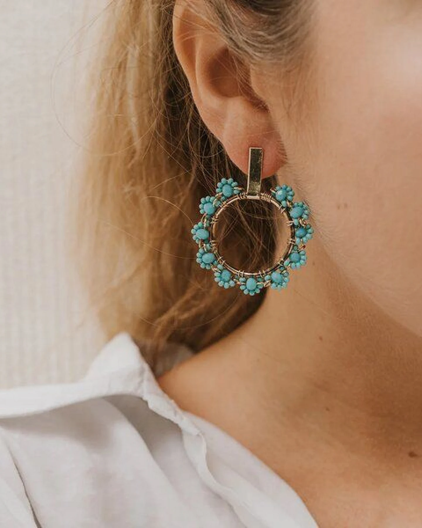 Frida Feeling Ohrstecker Jatasya mit türkisfarbenen Glasperlen – Ansicht 2