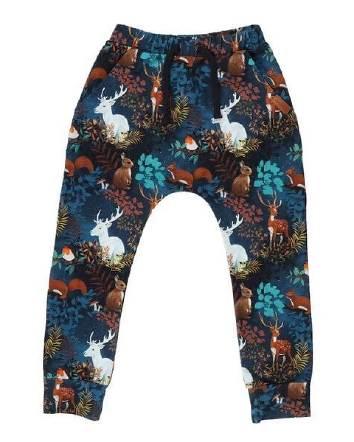 Kinder Jogginghose GOTS zertifiziert Bio-Baumwolle Dunkelblau Allover-Print „Secret Forest“ – Walkiddy
