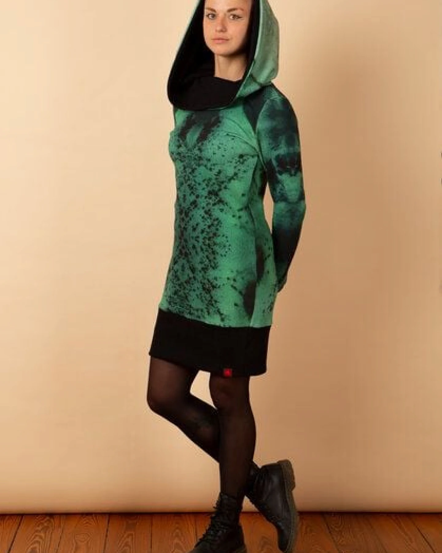 Die rote Zora Hoodiekleid Jadegrün – Ansicht 3