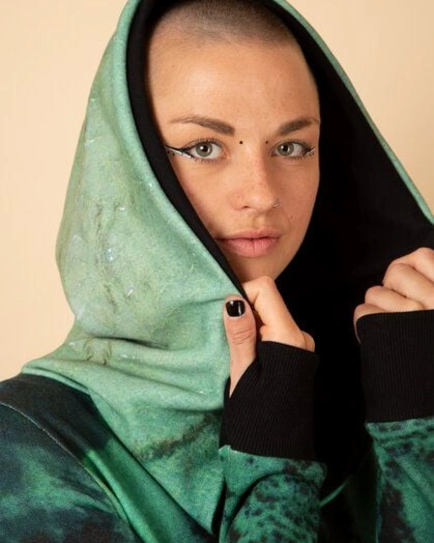 Die rote Zora Hoodiekleid Jadegrün – Ansicht 4