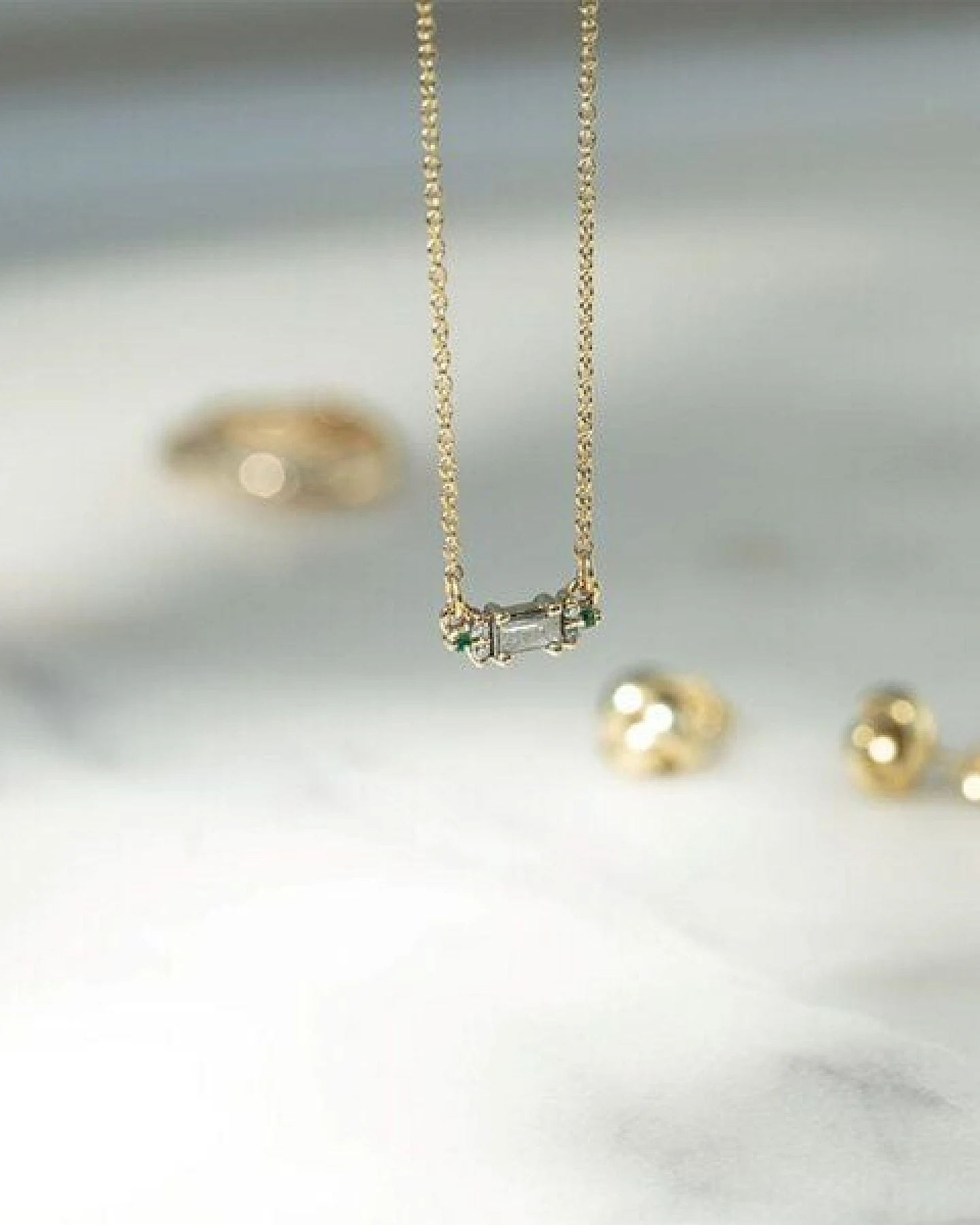 Eppi Kette mit Salt and Pepper Diamant, Smaragden und Moissaniten Matilda – Ansicht 3