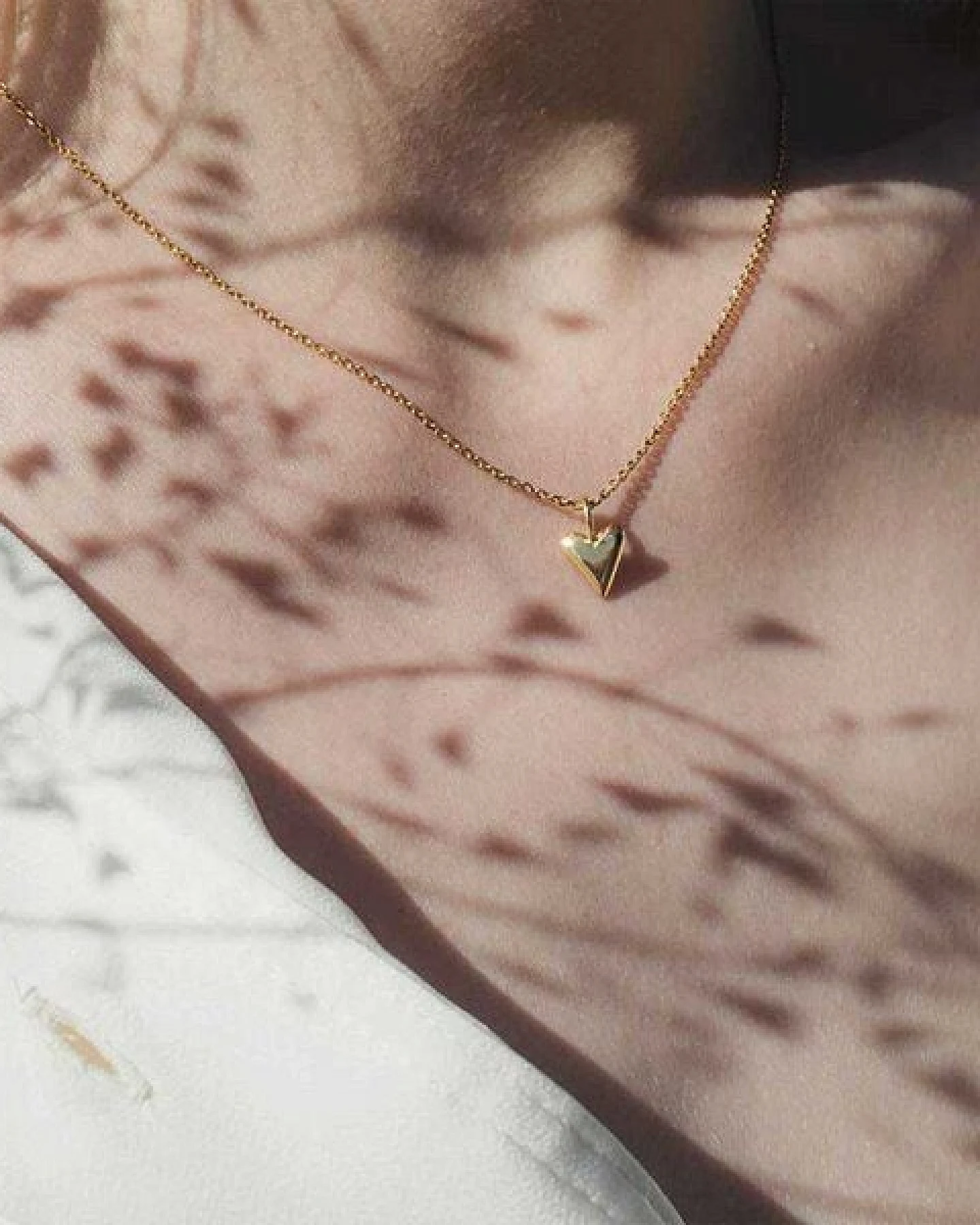 Maren Jewellery Herz Anhänger 18 Karat Gelbgold – Ansicht 3