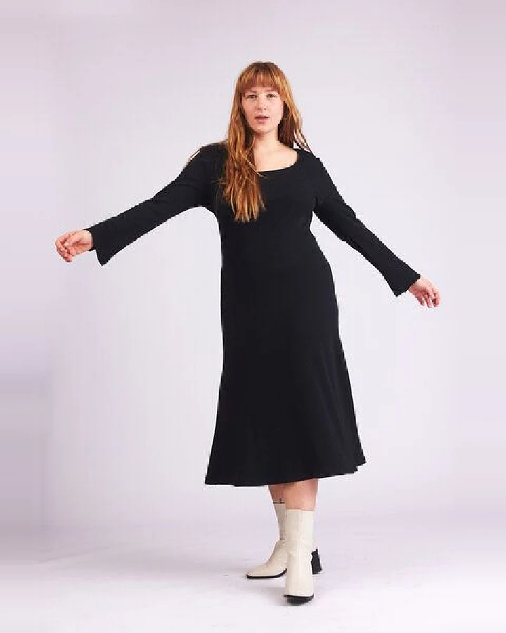 Baìge the Label Birdie - Langes Kleid mit ausgestellten Ärmeln