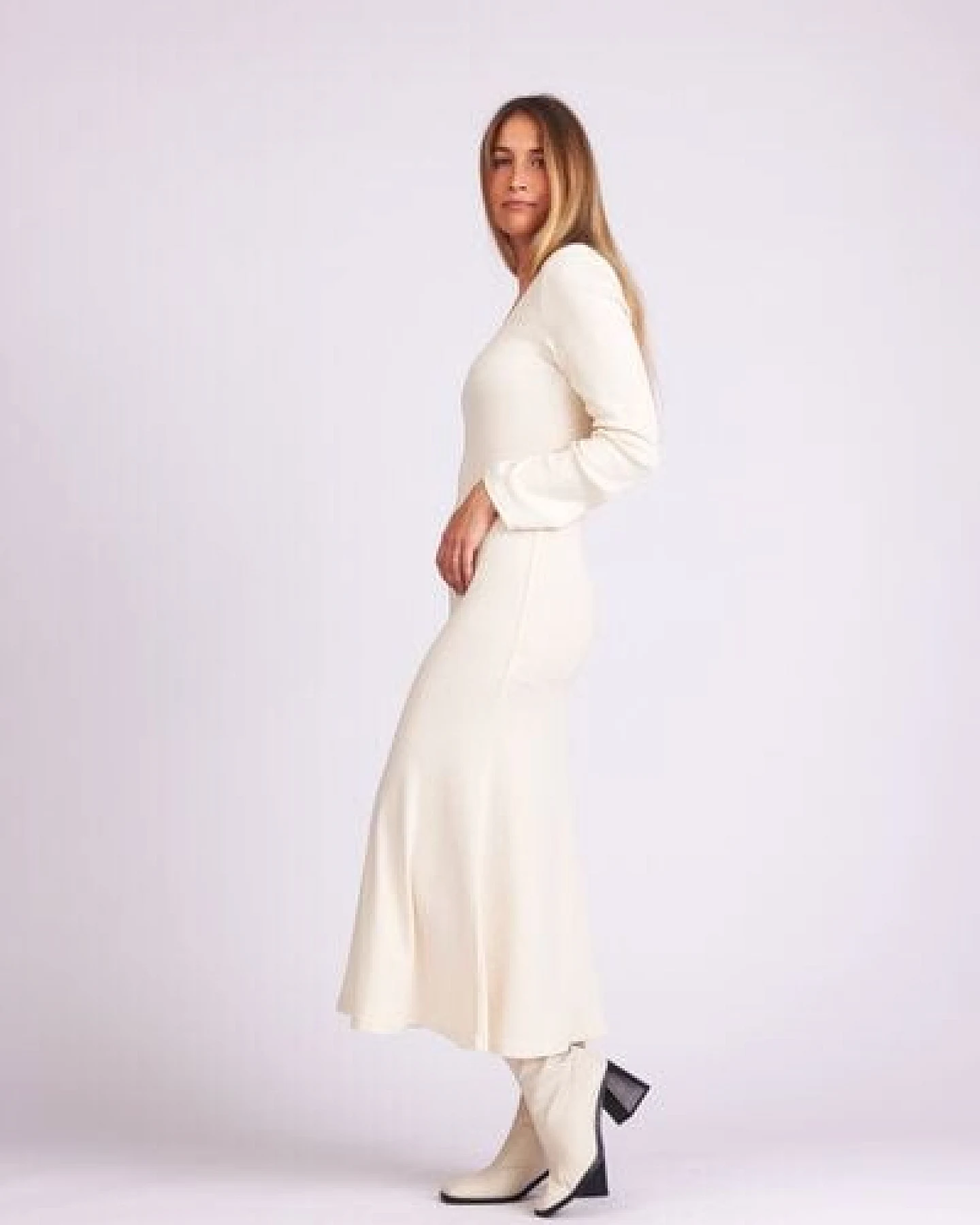 Baìge the Label Birdie - Langes Kleid mit ausgestellten Ärmeln – Ansicht 2