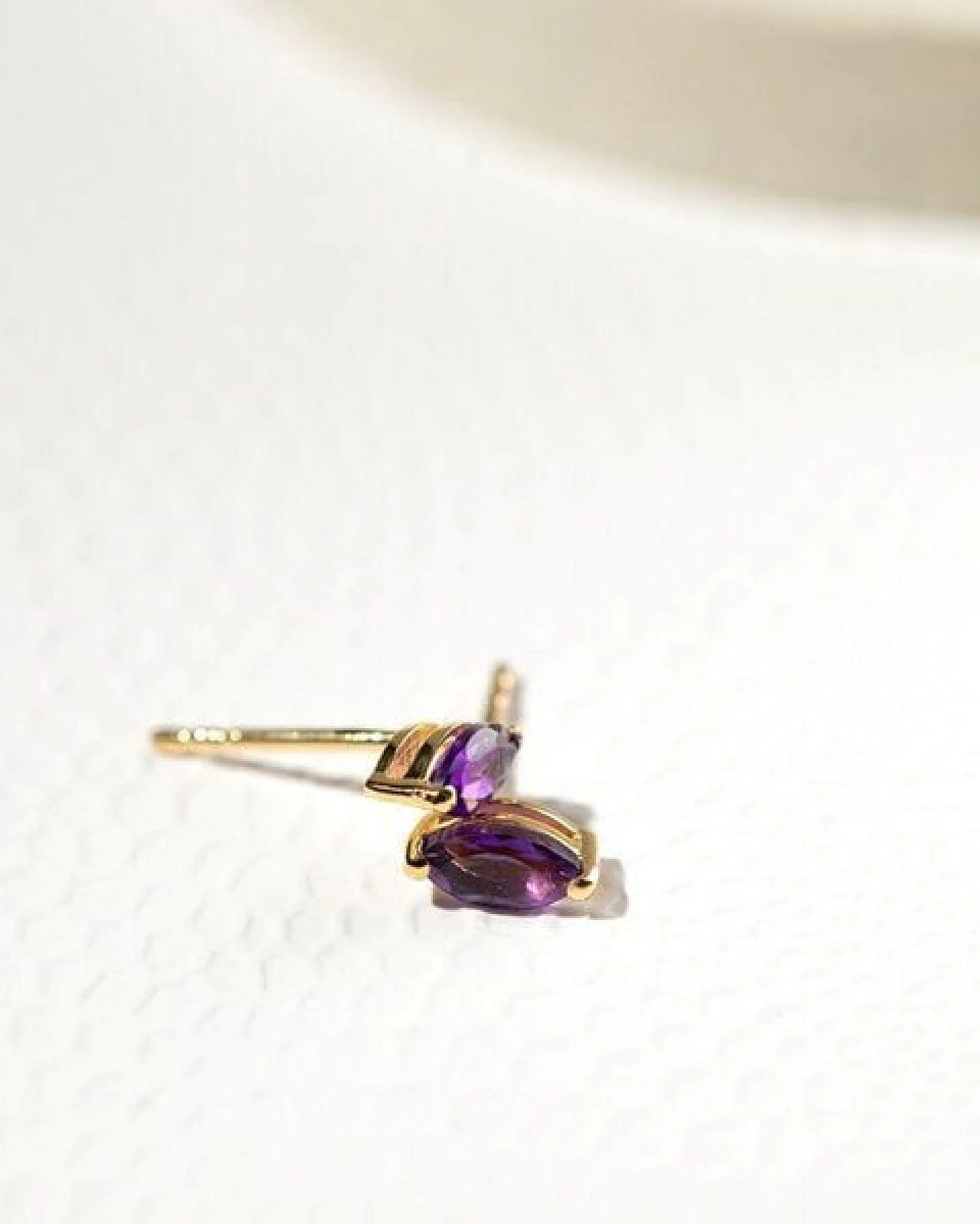 Eppi Minimalistische silberne Ohrringe mit Amethysten Andine – Ansicht 3
