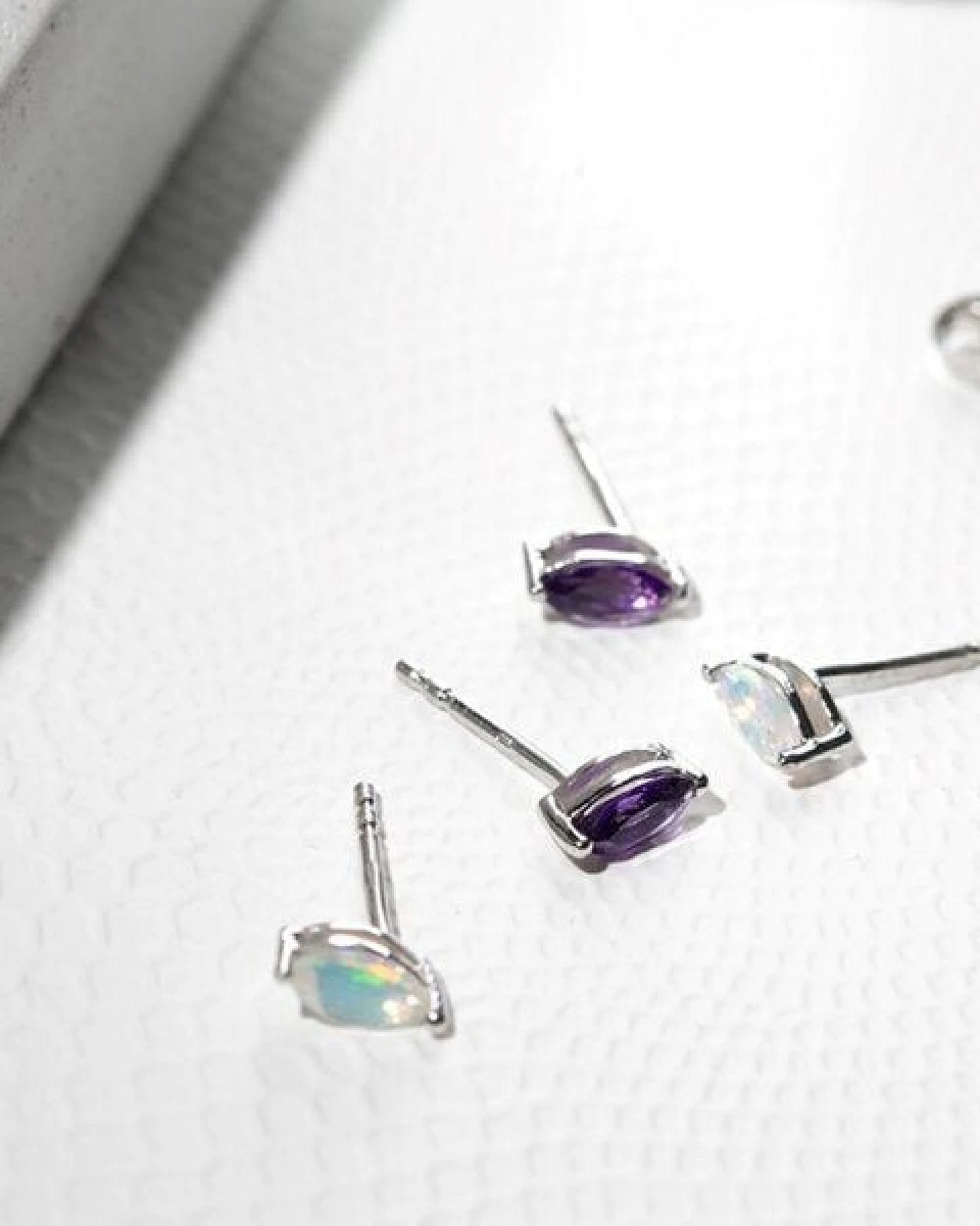 Eppi Minimalistische silberne Ohrringe mit Amethysten Andine – Ansicht 3