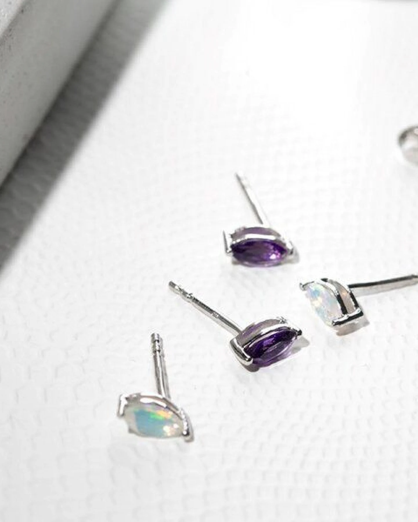 Eppi Minimalistische silberne Ohrringe mit Amethysten Andine – Ansicht 3