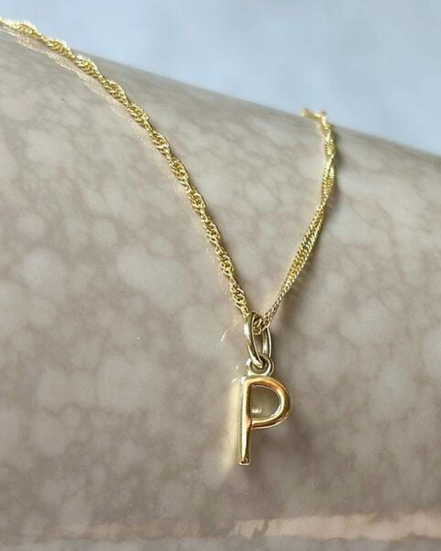 MOANINA Anhänger Buchstaben Initialen • 14k Echtgold – Ansicht 4
