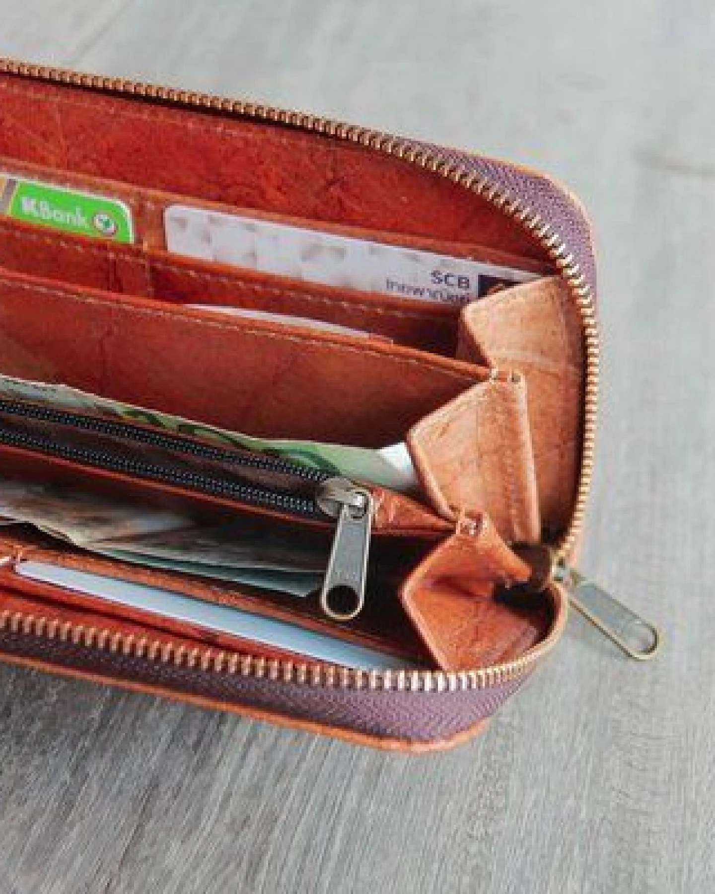 BY COPALA Portemonnaie aus recycelten Blättern / Nachhaltige vegane Brieftasche in orange - braun – Ansicht 2