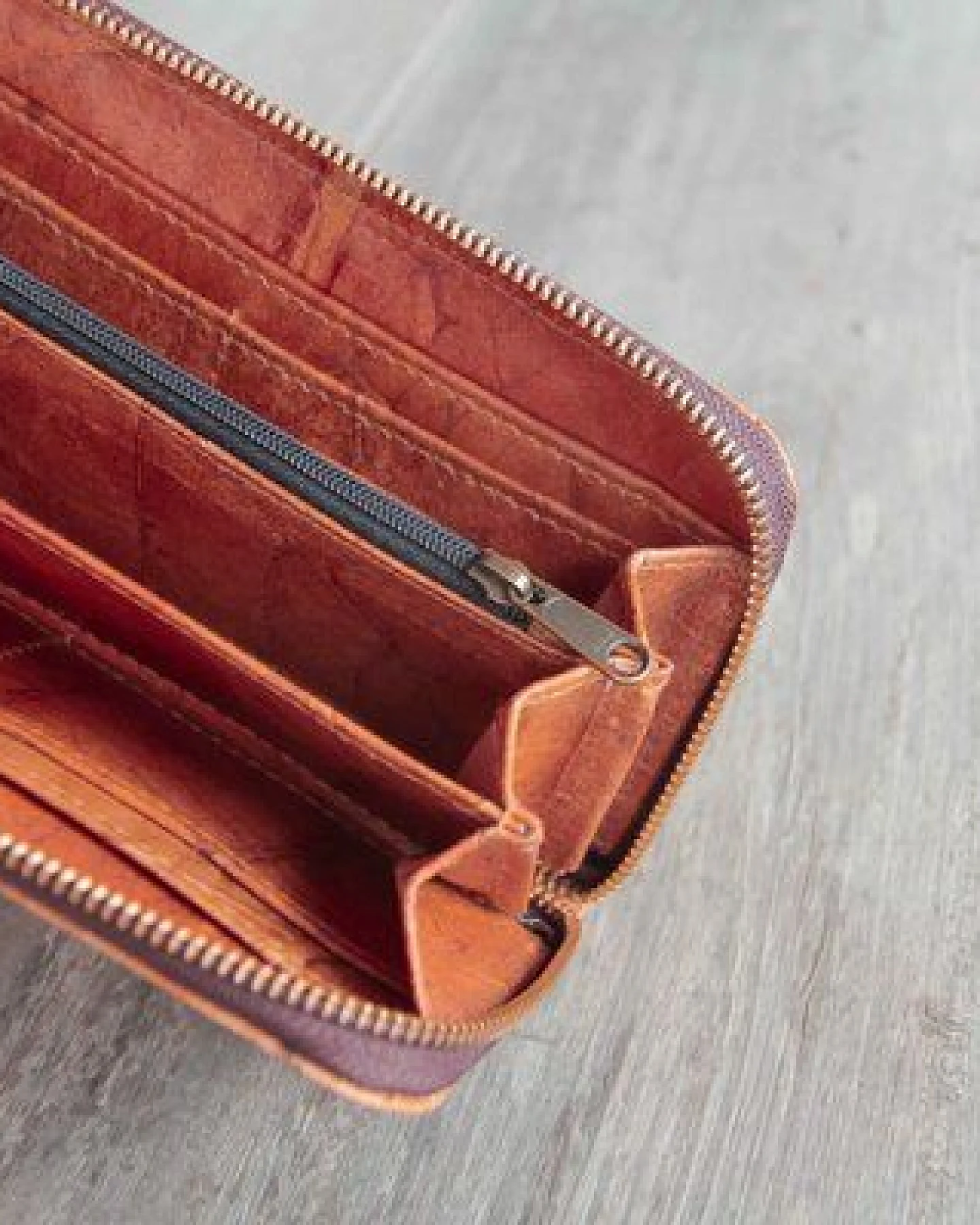 BY COPALA Portemonnaie aus recycelten Blättern / Nachhaltige vegane Brieftasche in orange - braun – Ansicht 4