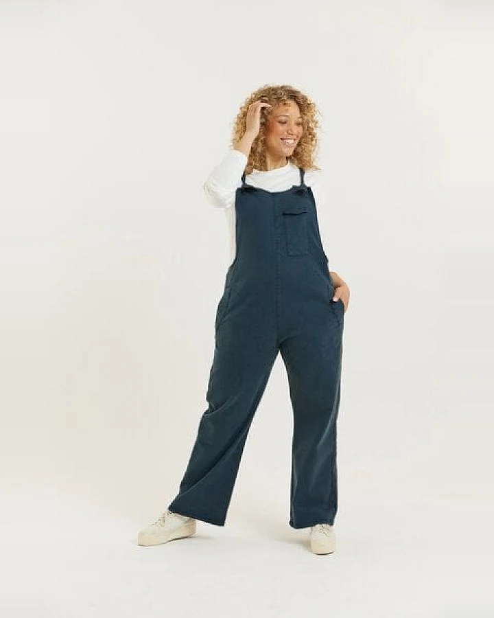 Flax and Loom Tencel-Baumwoll Latzhose Relaxed Fit Modell: Lou Barker