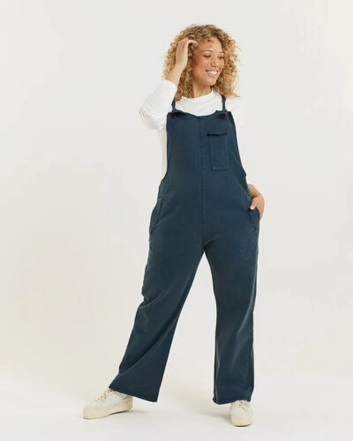 Flax and Loom Tencel-Baumwoll Latzhose Relaxed Fit Modell: Lou Barker