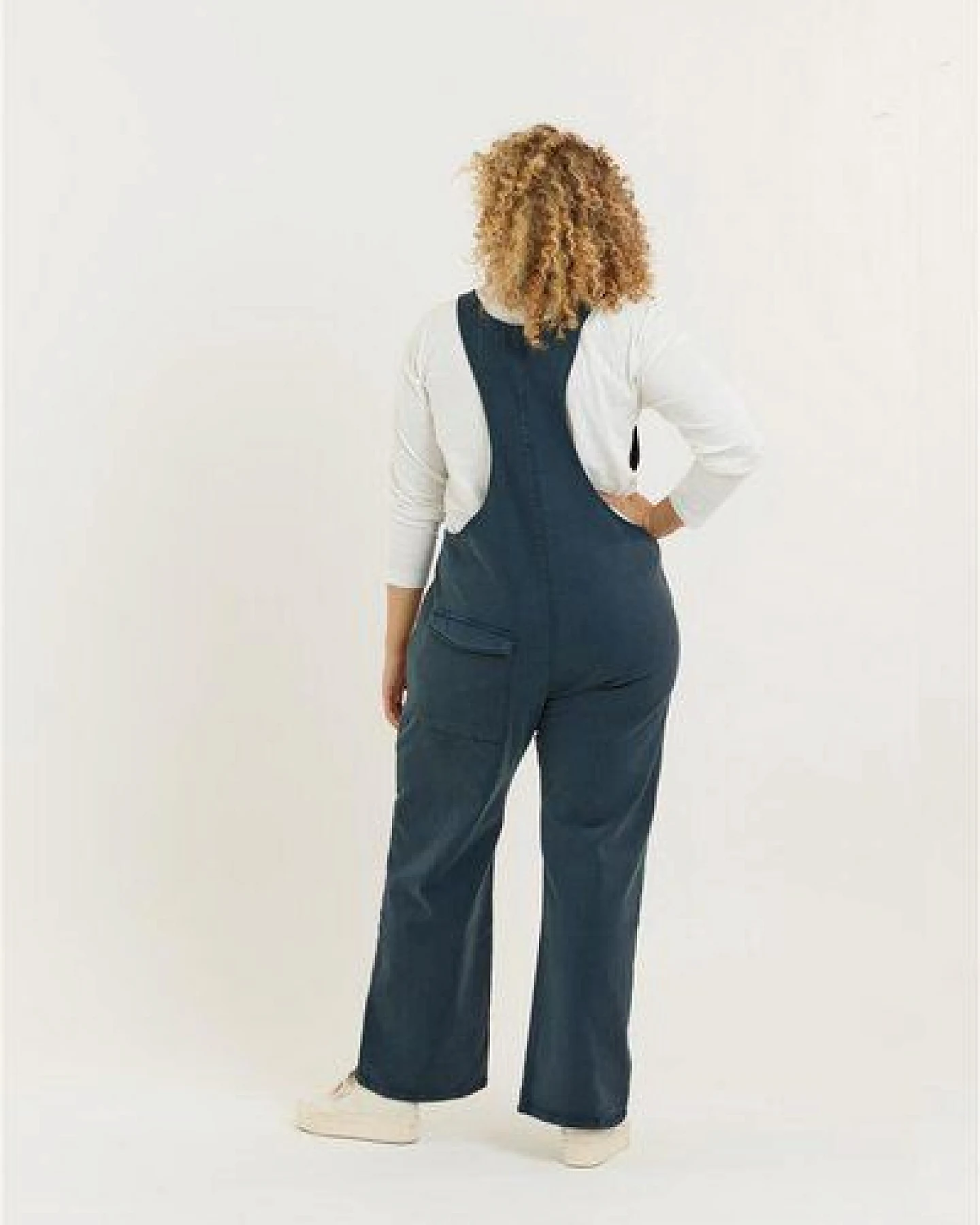 Flax and Loom Tencel-Baumwoll Latzhose Relaxed Fit Modell: Lou Barker – Ansicht 3