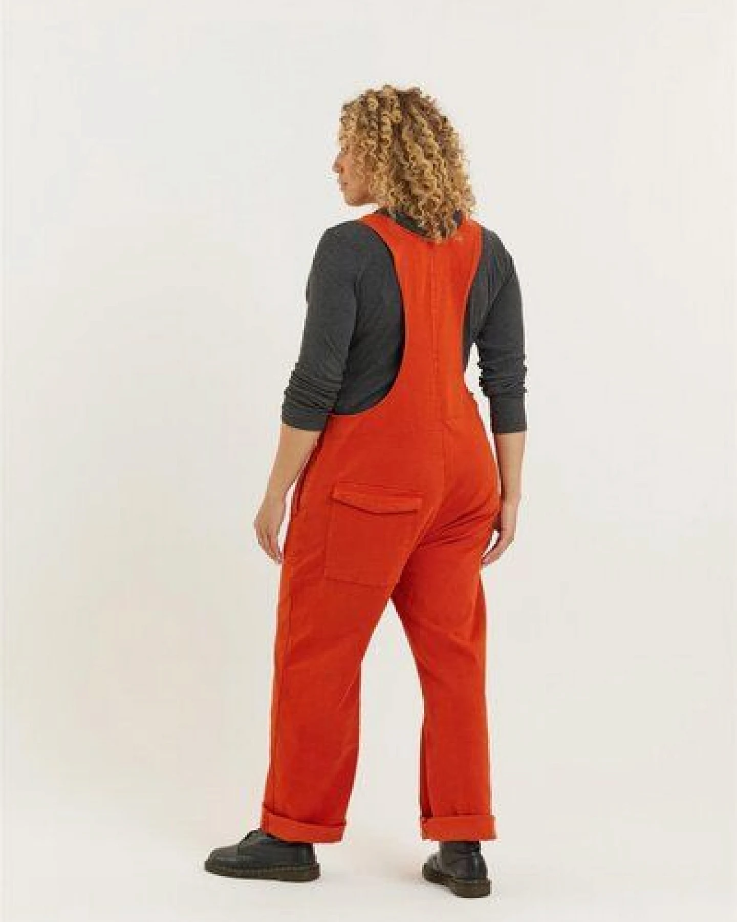 Flax and Loom Tencel-Baumwoll Latzhose Relaxed Fit Modell: Lou Barker – Ansicht 4