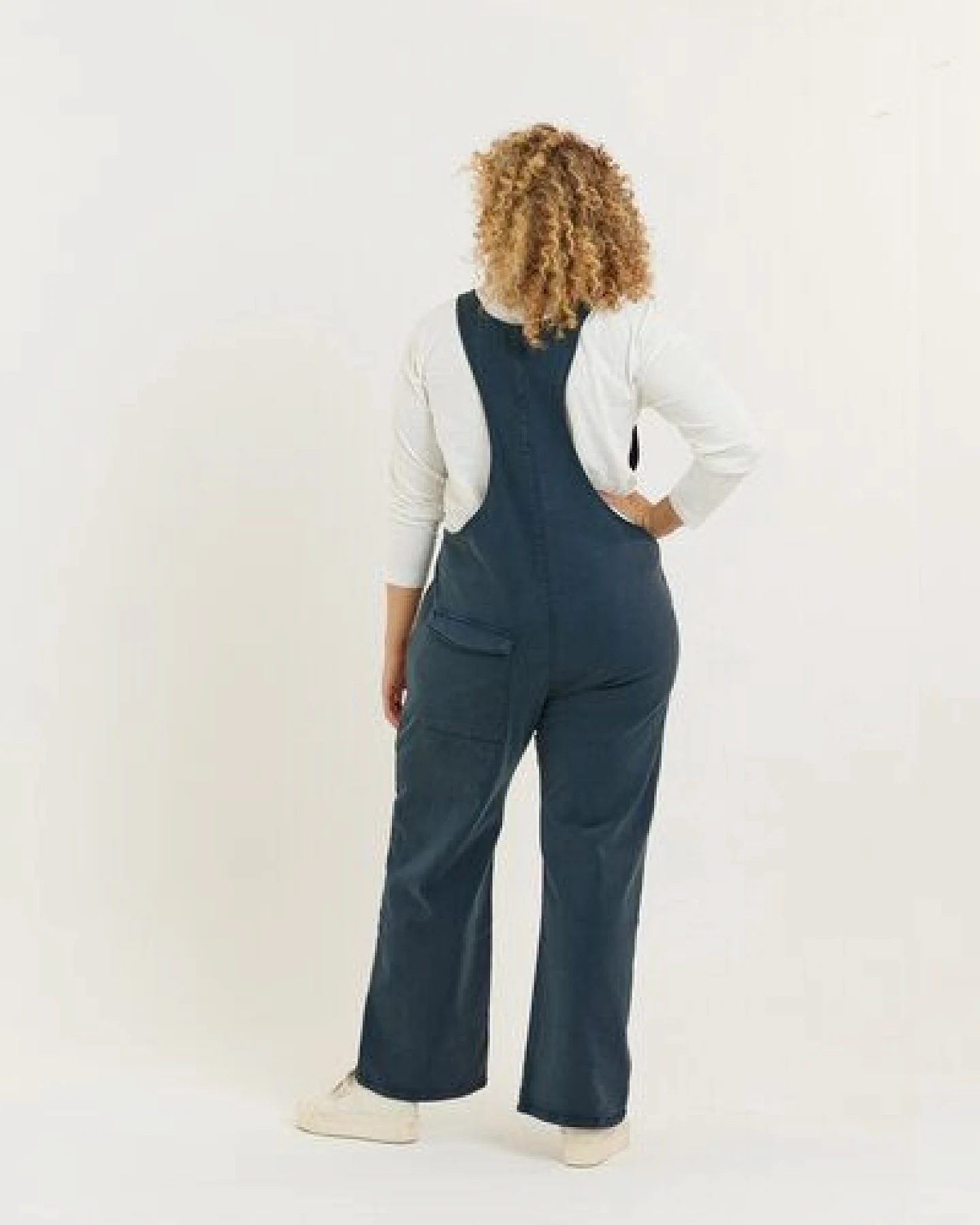Flax and Loom Tencel-Baumwoll Latzhose Relaxed Fit Modell: Lou Barker – Ansicht 3