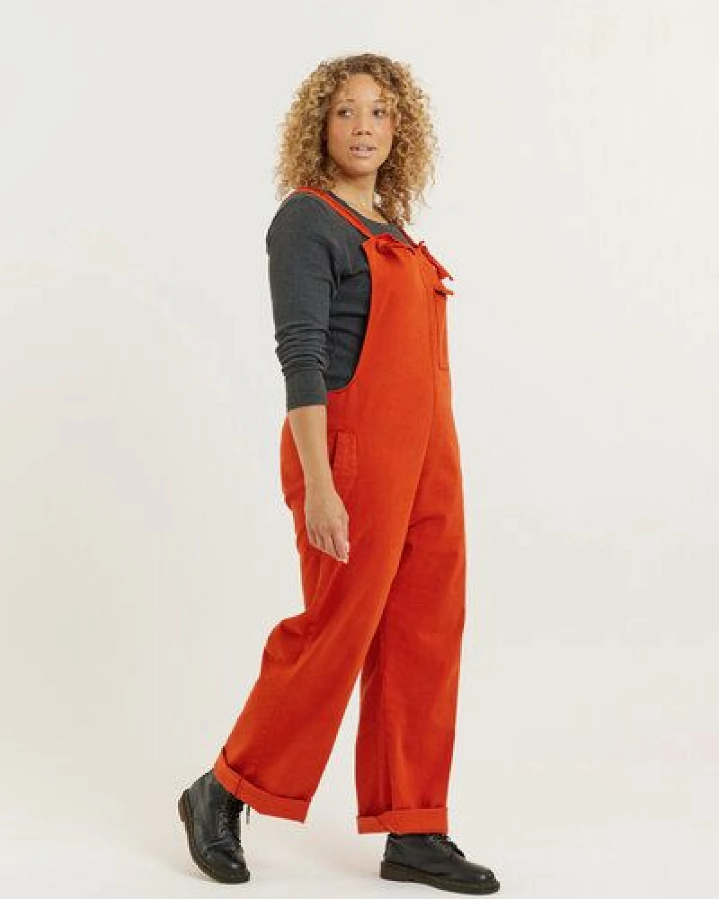 Flax and Loom Tencel-Baumwoll Latzhose Relaxed Fit Modell: Lou Barker – Ansicht 2